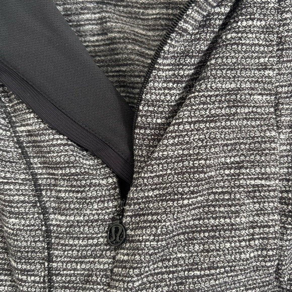 Lululemon Women's Size 8 Black Base Runner 1/2 Zip Pullover Sweatshirt - Picture 3 of 7